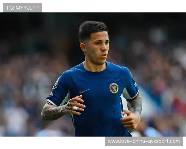 切尔西后腰节奏完美调度，恩佐在中路展现掌控感